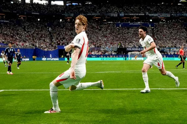 Anthony Gordon của đội tuyển Anh ăn mừng bàn thắng đầu tiên cùng với Declan Rice - Sputnik Việt Nam