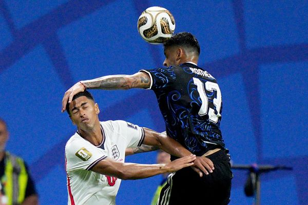 Cristian Romero (13) của Argentina tranh bóng bổng với Jude Bellingham (10) của Anh trong trận bán kết World Cup giữa Anh và Argentina - Sputnik Việt Nam