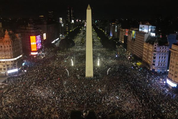 Người hâm mộ ăn mừng chiến thắng của Argentina trước Anh trong trận bán kết World Cup tại Obelisk ở trung tâm Buenos Aires - Sputnik Việt Nam