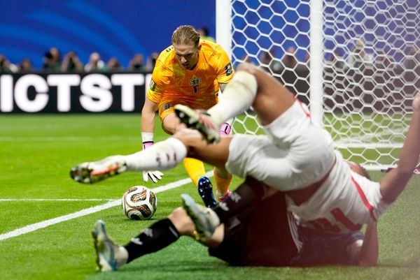 Thủ môn Jordan Pickford của Anh nhặt bóng trong khi Lionel Messi của Argentina và Jude Bellingham của Anh ngã ngoài đường biên trong trận bán kết World Cup giữa Anh và Argentina - Sputnik Việt Nam