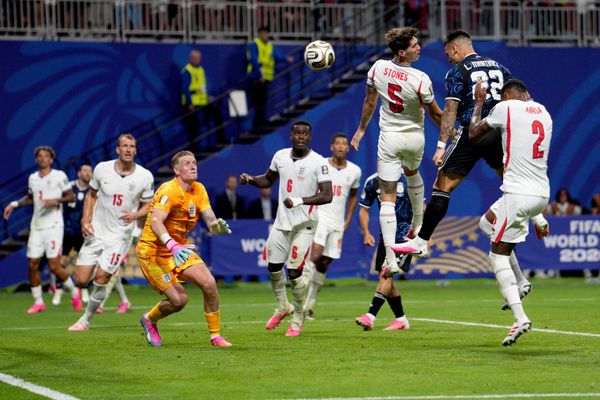 Lautaro Martinez (22) của Argentina đánh đầu ghi bàn thắng thứ hai cho đội minh trong trận bán kết World Cup giữa Anh và Argentina - Sputnik Việt Nam
