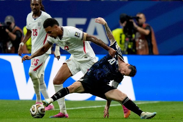Morgan Rogers (17) của Anh và Lionel Messi (10) của Argentina tranh bóng trong trận bán kết World Cup giữa Anh và Argentina - Sputnik Việt Nam