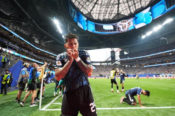 Enzo Fernandez của Argentina ăn mừng bàn thắng đầu tiên của đội mình trong trận bán kết World Cup giữa Anh và Argentina - Sputnik Việt Nam