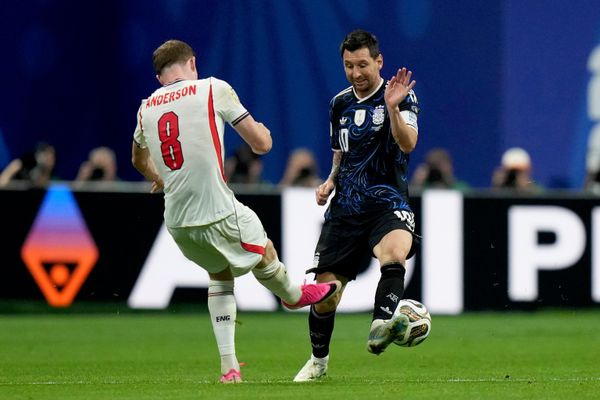 Lionel Messi (10) của Argentina và Elliot Anderson (8) của Anh tranh bóng trong trận bán kết World Cup giữa Anh và Argentina - Sputnik Việt Nam