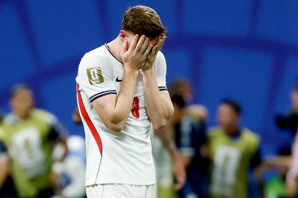 Elliot Anderson (8) của Anh phản ứng sau bàn thắng thứ hai của Argentina trong trận bán kết World Cup giữa Anh và Argentina - Sputnik Việt Nam