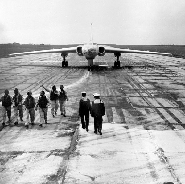 Phi hành đoàn của máy bay mang tên lửa «Tu-16» thuộc lực lượng Không quân hải quân, năm 1969. - Sputnik Việt Nam
