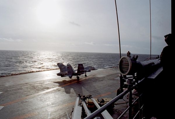 Máy bay tiêm kích đánh chặn Su-27K cất cánh từ boong tàu sân bay hạng nặng «Đô đốc Kuznetsov» thuộc Hạm đội Phương Bắc của Nga. - Sputnik Việt Nam