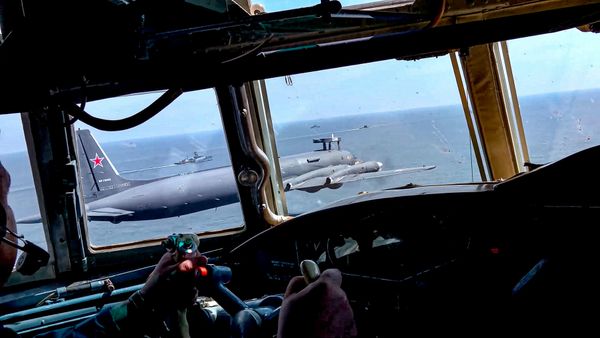 Máy bay chống tàu ngầm thuộc lực lượng Không quân Hải quân Hạm đội Thái Bình Dương thực hiện chuyến bay trong cuộc tập trận hải quân và không quân chung với Trung Quốc thuộc khuôn khổ diễn tập «Ocean 2024». - Sputnik Việt Nam