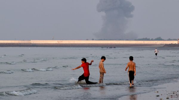 Các cậu bé bơi lội trong cuộc tấn công vào Bandar Abbas ở Iran. - Sputnik Việt Nam