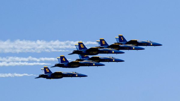 Đội bay biểu diễn Blue Angels của Hải quân Hoa Kỳ thực hiện màn bay trình diễn trên bầu trời thành phố New York, Mỹ - Sputnik Việt Nam
