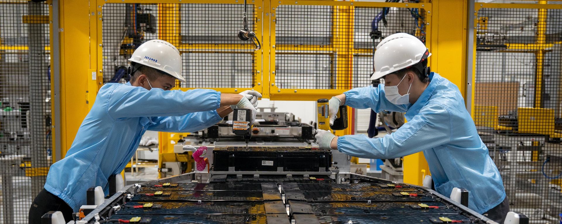Các công nhân tại nhà máy sản xuất pin xe điện thuộc nhà máy VinFast ở Hải Phòng, Việt Nam. - Sputnik Việt Nam, 1920, 18.07.2026