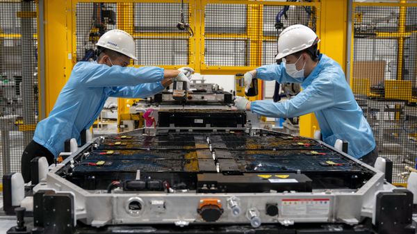 Các công nhân tại nhà máy sản xuất pin xe điện thuộc nhà máy VinFast ở Hải Phòng, Việt Nam. - Sputnik Việt Nam