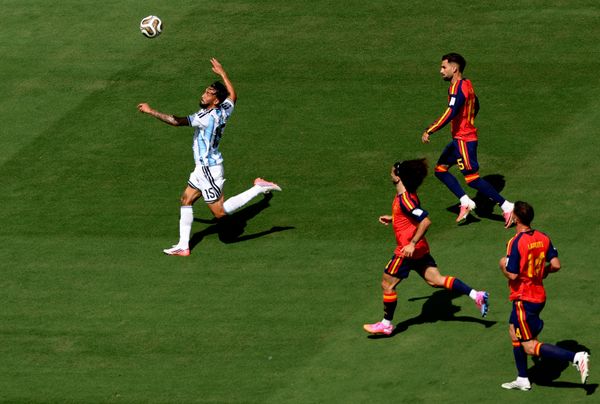 Bên trái: Nicolás González (Argentina) trong trận chung kết FIFA World Cup giữa Tây Ban Nha và Argentina tại sân vận động «MetLife» ở East Rutherford. - Sputnik Việt Nam