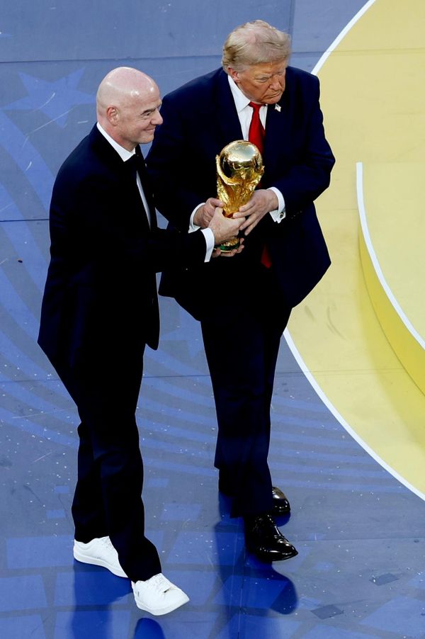 Chủ tịch FIFA Gianni Infantino và Tổng thống Hoa Kỳ Donald Trump tại lễ trao giải sau trận chung kết World Cup giữa Tây Ban Nha và Argentina tại sân vận động «MetLife» ở East Rutherford. - Sputnik Việt Nam