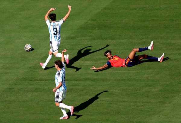 Julián Álvarez (Argentina), Nicolás Tagliafico (Argentina) và Lamin Yamal (Tây Ban Nha) trong trận chung kết World Cup giữa Tây Ban Nha và Argentina tại sân vận động «MetLife» ở East Rutherford. - Sputnik Việt Nam