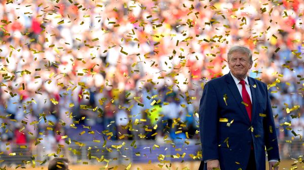 Президент США Дональд Трамп на церемонии награждения после окончания финального матча чемпионата мира по футболу  - Sputnik Việt Nam