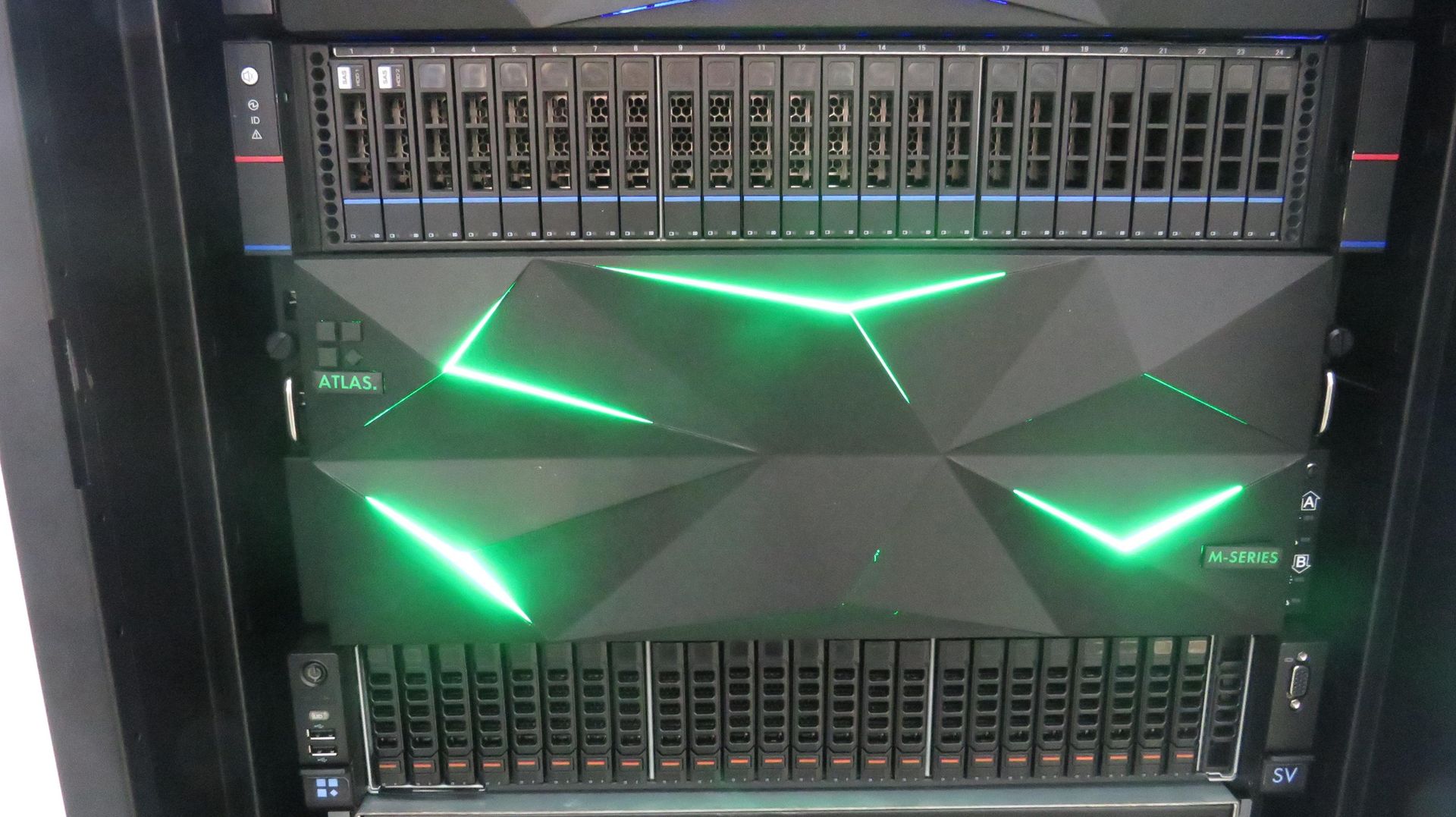 Hệ thống lưu trữ ATLAS SM đa năng, chịu lỗi cao với hai bộ điều khiển. RAM: 1024 GB mỗi bộ điều khiển. Dung lượng ổ cứng: 5,92 PB. - Sputnik Việt Nam, 1920, 20.07.2026