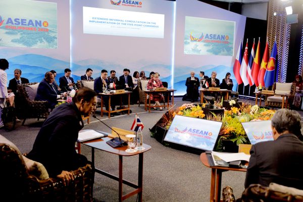Chủ tịch ASEAN kiêm Ngoại trưởng Philippines Teresa Lazaro tiến hành cuộc tham vấn không chính thức với các Ngoại trưởng ASEAN tại Pasay, Manila, Philippines. - Sputnik Việt Nam