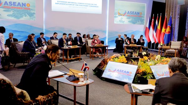 Chủ tịch ASEAN kiêm Ngoại trưởng Philippines Teresa Lazaro tiến hành cuộc tham vấn không chính thức với các Ngoại trưởng ASEAN tại Pasay, Manila, Philippines. - Sputnik Việt Nam