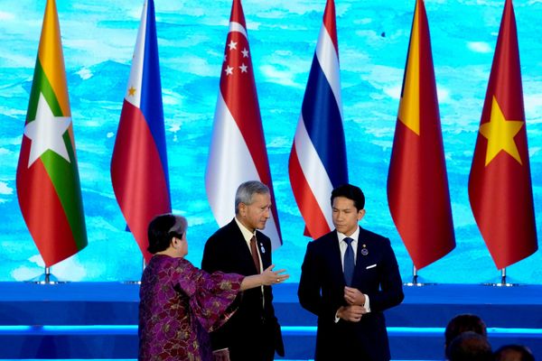 Ngoại trưởng Philippines Teresa Lazaro, Ngoại trưởng Singapore Vivian Balakrishnan và Ngoại trưởng Brunei Hoàng tử Abdul Mateen Bolkiah trong lễ khai mạc Hội nghị Ngoại trưởng ASEAN tại Pasay, Manila, Philippines. - Sputnik Việt Nam