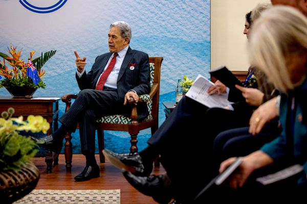 Ngoại trưởng New Zealand Winston Peters trò chuyện với Ngoại trưởng Philippines Teresa Lazaro trong cuộc gặp song phương bên lề Hội nghị Ngoại trưởng ASEAN tại Pasay, Manila, Philippines. - Sputnik Việt Nam