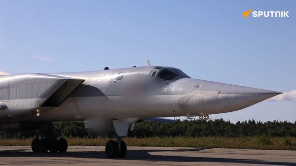 Máy bay ném bom Tu-22M3 của Lực lượng Không quân Vũ trụ Nga bay trên vùng biển trung lập của Biển Baltic - Sputnik Việt Nam