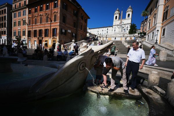 Người dân nghỉ ngơi bên đài phun nước Barcaccia trước bậc thang Tây Ban Nha ở Rome (Ý). - Sputnik Việt Nam