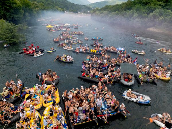 Cuộc đua thuyền buồm thường niên trên sông Drina gần Bajina Basta (Serbia). - Sputnik Việt Nam