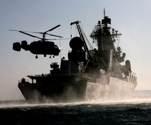 Trực thăng săn ngầm Ka-27 trên boong tuần dương hạm tên lửa Cận vệ «Varyag». - Sputnik Việt Nam