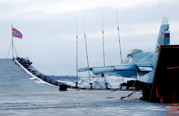 Máy bay chiến đấu đa năng Su-33 trên boong tàu sân bay hạng nặng «Đô đốc Hạm đội Liên XôKuznetsov». Trong nhiều năm, Su-33 là chiến đấu cơ duy nhất trong phiên chế trên tàu của Hải quân Nga. - Sputnik Việt Nam