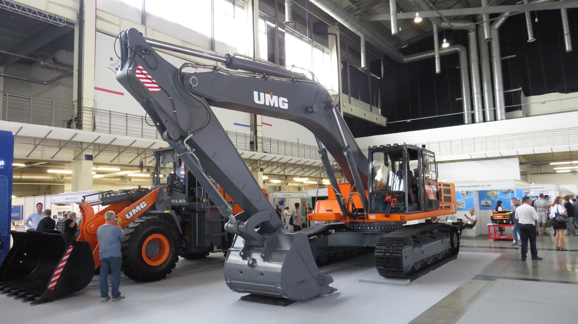 Ở phía trước là máy xúc bánh xích UMG E360C. Nó nặng 35,7 tấn, có dung tích gầu 1,8 mét khối và công suất 258 mã lực. - Sputnik Việt Nam, 1920, 23.07.2026