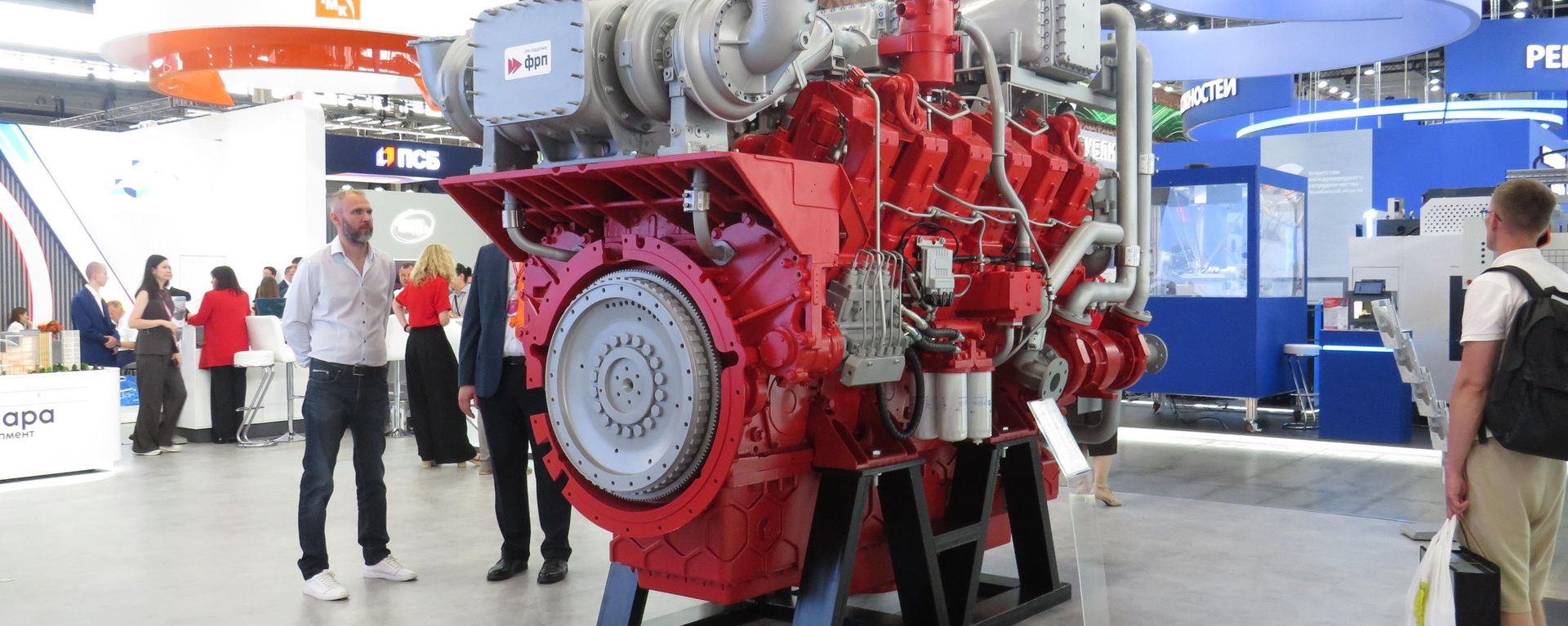 Động cơ turbodiesel V12 12DM-185 do UDMZ (Sinara-TM) sản xuất được trưng bày tại triển lãm INNOPROM-2026. - Sputnik Việt Nam, 1920, 26.07.2026
