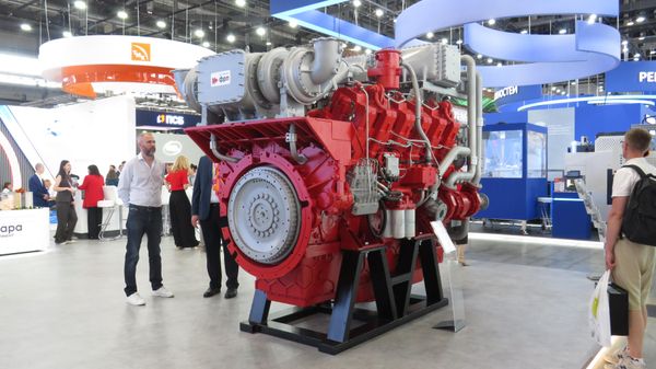 Động cơ turbodiesel V12 12DM-185 do UDMZ (Sinara-TM) sản xuất được trưng bày tại triển lãm INNOPROM-2026. - Sputnik Việt Nam