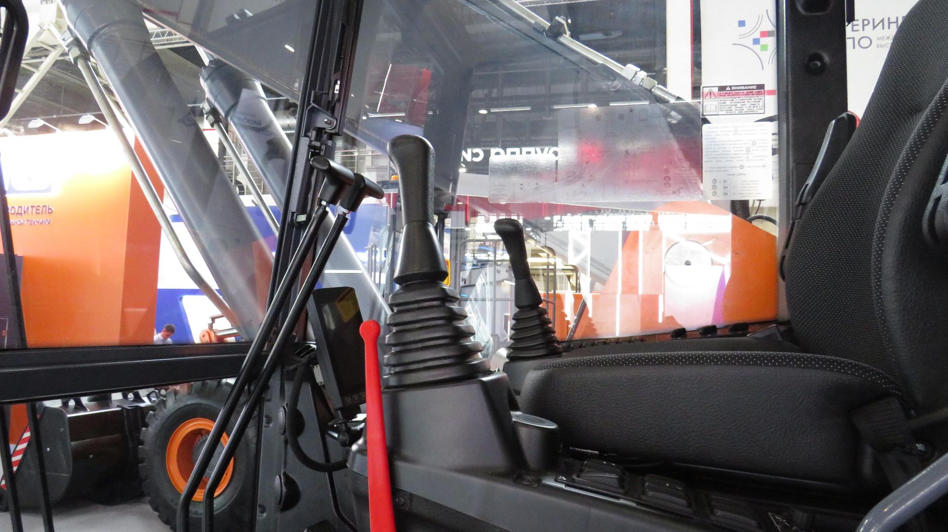 Trạm điều khiển máy xúc E360C - Sputnik Việt Nam, 1920, 23.07.2026