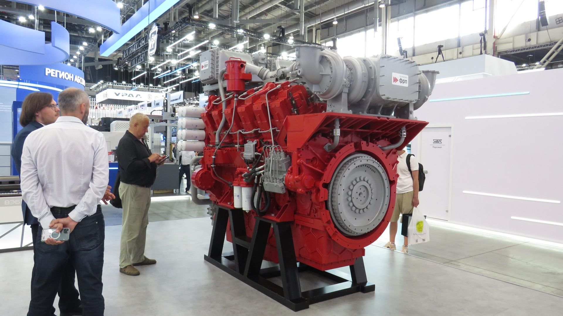 Động cơ turbodiesel V12 12DM-185 do UDMZ (Sinara-TM) sản xuất được trưng bày tại triển lãm INNOPROM-2026. - Sputnik Việt Nam, 1920, 23.07.2026