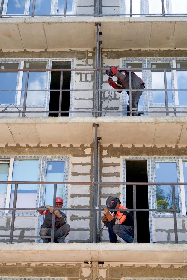 Công tác phục hồi nhà ở tại Mariupol. - Sputnik Việt Nam