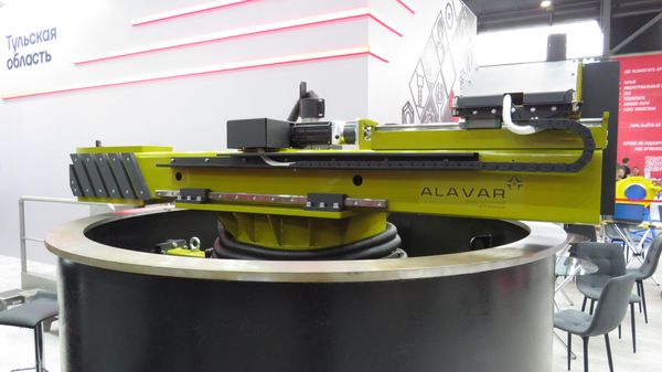 Máy tiện di động ALAVAR V2000T của Nga tại triển lãm INNOPROM-2026 - Sputnik Việt Nam