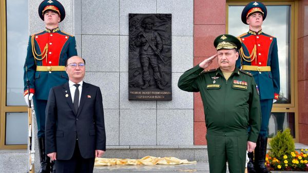 Đài tưởng niệm này tưởng nhớ những chiến công anh hùng của các chiến sĩ Quân đội Nhân dân Triều Tiên đã tham gia giải phóng vùng Kursk - Sputnik Việt Nam