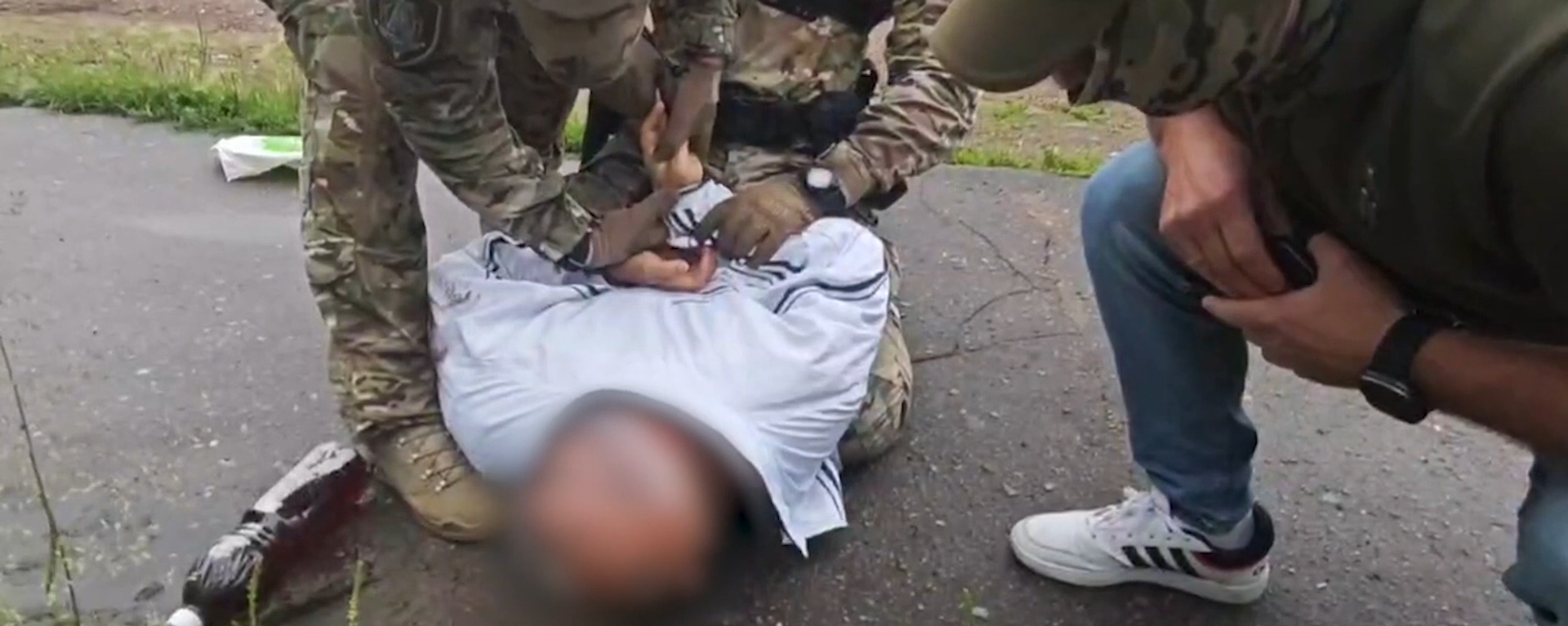 Cơ quan An ninh Liên bang Nga FSB đã công bố đoạn video ghi lại vụ bắt giữ một cư dân Khabarovsk với cáo buộc làm gián điệp cho New Zealand - Sputnik Việt Nam, 1920, 27.07.2026