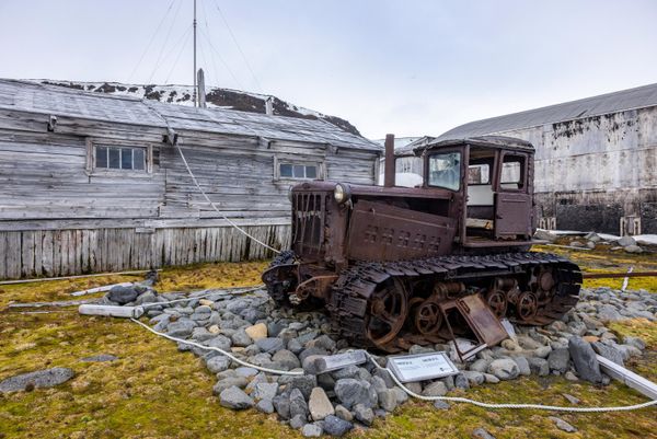 Máy kéo DT-55 gần trạm nghiên cứu cũ vùng cực "Vịnh Tikhaya" trên đảo Hooker, quần đảo Franz Josef Land - Sputnik Việt Nam