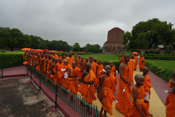 Các tu sĩ tập sự gần tháp Dhamek ở Sarnath, Ấn Độ - Sputnik Việt Nam
