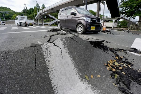 Mặt đường nhựa nứt nẻ sau trận động đất mạnh trên đảo Kyushu, Nhật Bản - Sputnik Việt Nam