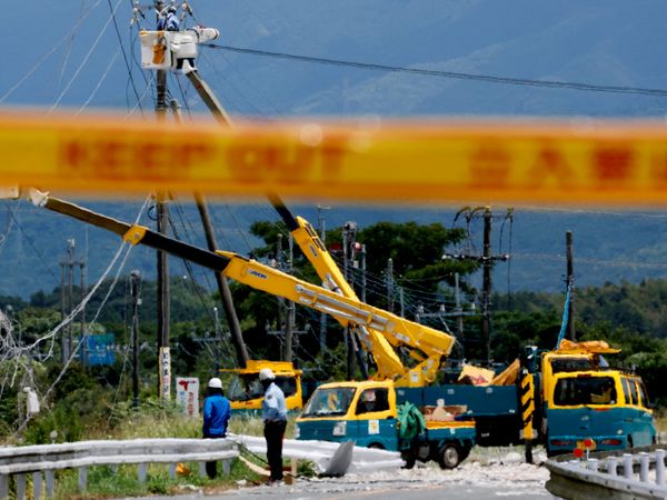 Công nhân sửa chữa các cột truyền tải điện bị hư hại do trận động đất mạnh trên đảo Kyushu, Nhật Bản - Sputnik Việt Nam