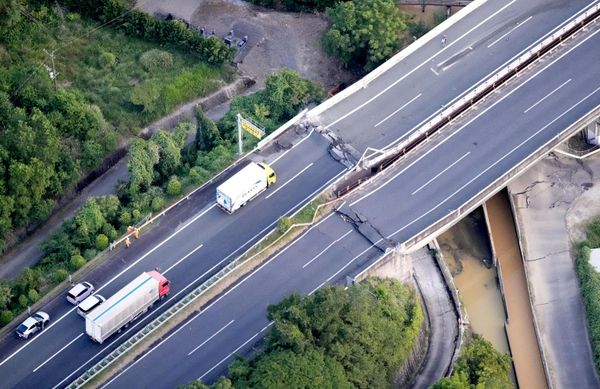 Đường cao tốc bị hư hại sau trận động đất mạnh trên đảo Kyushu, Nhật Bản - Sputnik Việt Nam