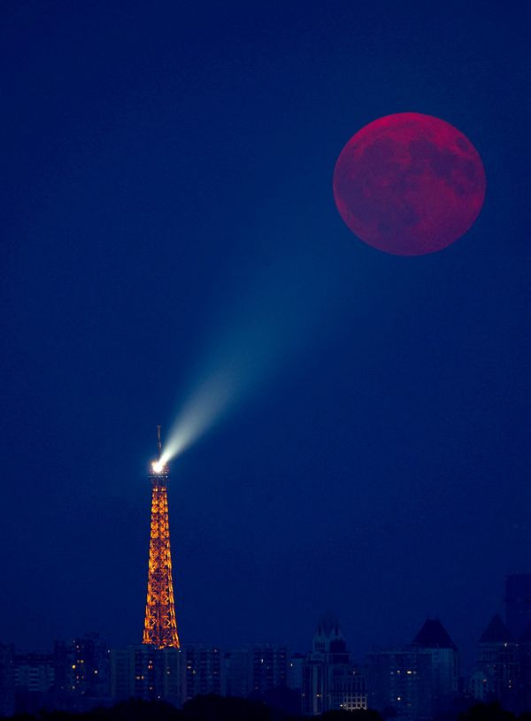 Trăng tròn, được gọi là Trăng Hươu, mọc trên Tháp Eiffel, Pháp - Sputnik Việt Nam
