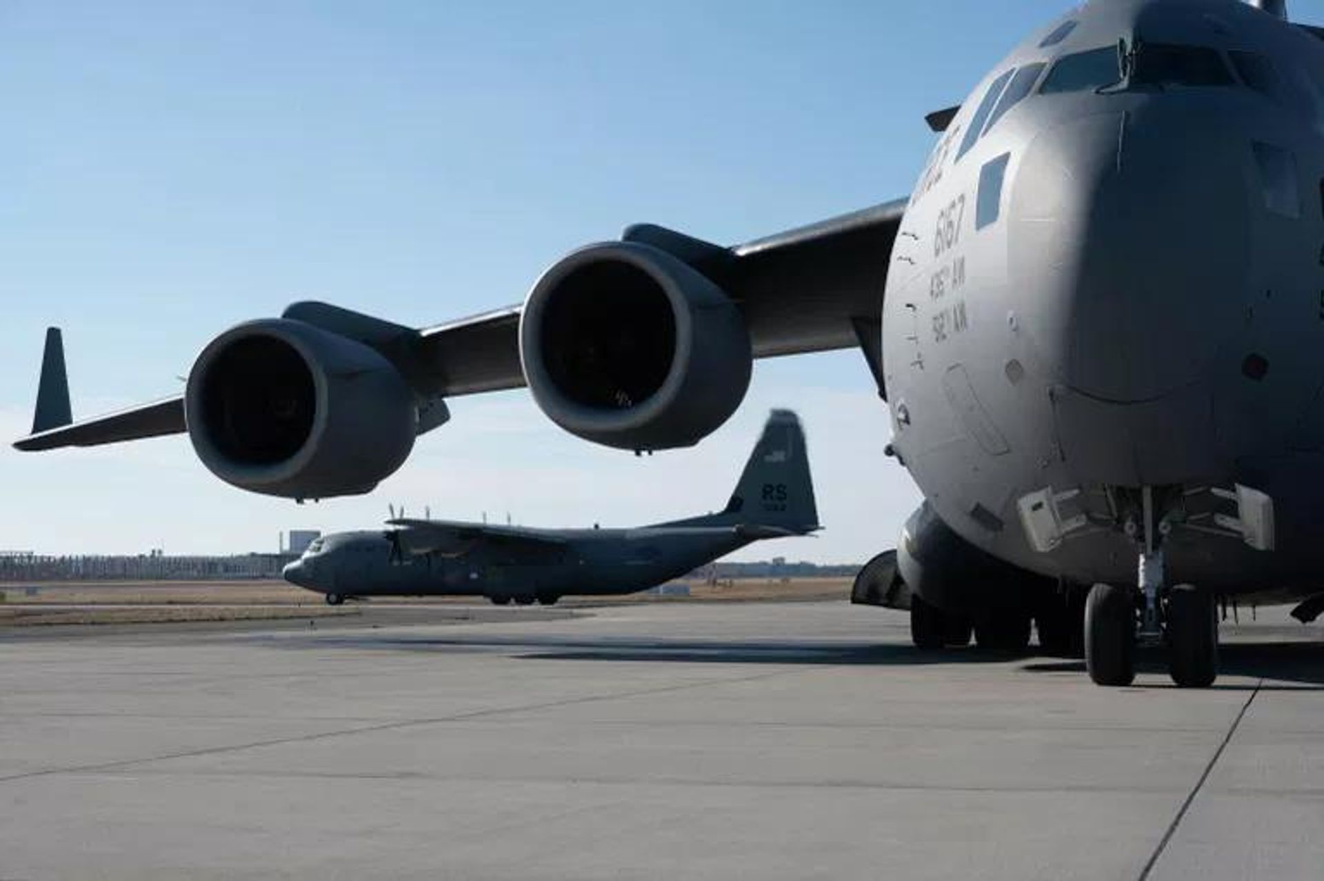 Máy bay C-17 Globemaster III và C-130J Super Hercules của Không quân Hoa Kỳ tại Sân bay Rzeszow-Jasionka, Ba Lan. - Sputnik Việt Nam, 1920, 30.07.2026