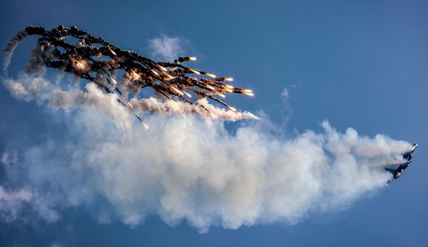 Các máy bay chiến đấu Su-30SM của đội bay biểu diễn "Các hiệp sĩ Nga" thực hiện chuyến bay trình diễn tại lễ hội hàng không kỷ niệm lần thứ 15 "Viva, Avia!" tại sân bay Mochishche ở tỉnh Novosibirsk - Sputnik Việt Nam