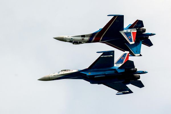 Các máy bay chiến đấu Su-30SM của đội bay biểu diễn "Các hiệp sĩ Nga" thực hiện chuyến bay trình diễn tại lễ hội hàng không kỷ niệm lần thứ 15 "Viva, Avia!" tại sân bay Mochishche ở tỉnh Novosibirsk - Sputnik Việt Nam
