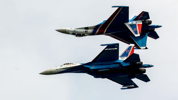 Các máy bay chiến đấu Su-30SM của đội bay biểu diễn Các hiệp sĩ Nga thực hiện chuyến bay trình diễn tại lễ hội hàng không kỷ niệm lần thứ 15 Viva, Avia! tại sân bay Mochishche ở tỉnh Novosibirsk - Sputnik Việt Nam