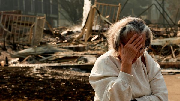 Một phụ nữ 76 tuổi ở Spokane đứng trước ngôi nhà bị hư hại do cháy rừng ở bang Washington, Hoa Kỳ - Sputnik Việt Nam